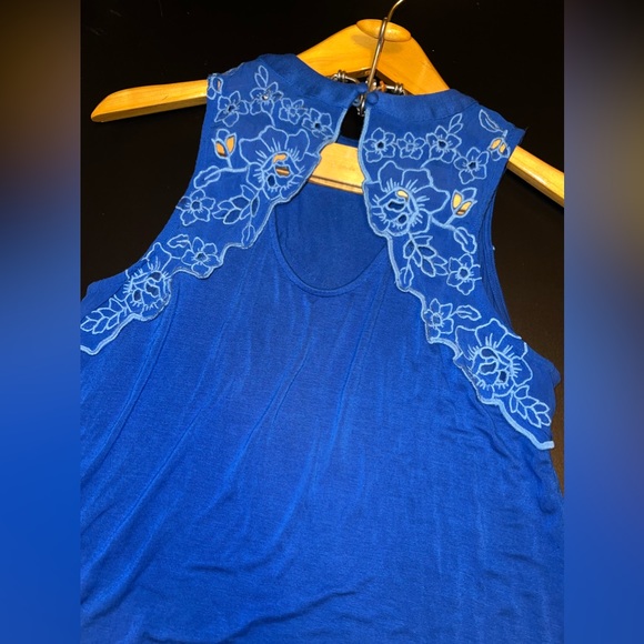 Eyeshadow  Royal Blue Sleeveleee Crochet Lace Top with  Keyhole Back size S EUC - Picture 4 of 6